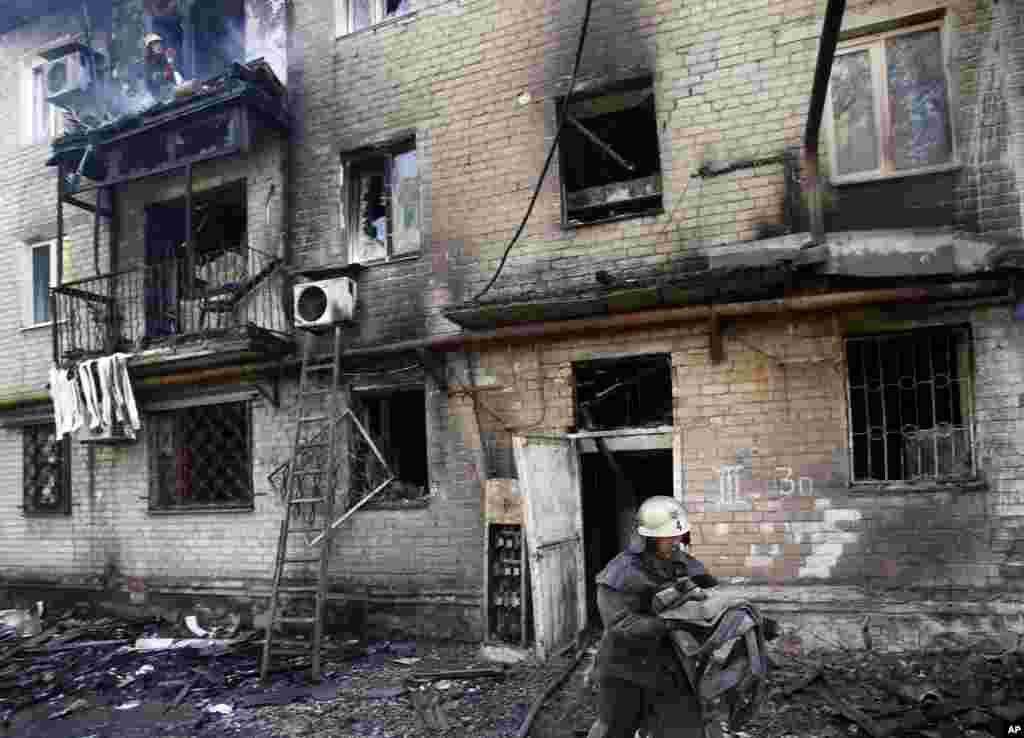 An apartment building damaged by shelling in the town of Donetsk, eastern Ukraine, Sept. 17, 2014. 