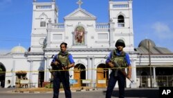 Tentara Sri Lanka berjaga di Gereja St. Anthony di Colombo, Sri Lanka, 22 April 2019. Satu hari setelah bom meledak saat misa Minggu Paskah di dua gereja Katolik dan satu gereja Protestan.