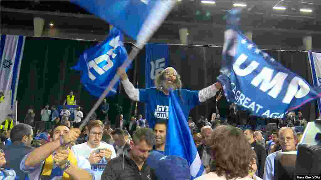 هواداران بنیامین نتانیاهو نخست وزیر اسرائیل پیروزی حزب لیکود در انتخابات پارلمانی را در مراسم این حزب در تل آویو در بامداد چهارشنبه ۲۱ فروردین ۱۳۹۸ جشن گرفتند.