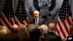 El secretario de Justicia, Jeff Sessions, pidió a los fiscales que procuren los cargos más serios posibles contra sospechosos de delitos.