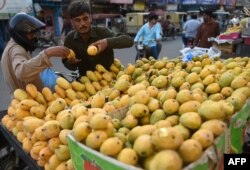 ريڙهيءَ تي وڪرو ٿيندڙ انب