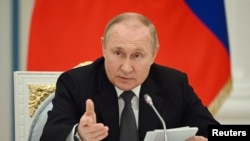 블라디미르 푸틴 러시아 대통령이 25일 국무회의를 주재하고 있다. 
