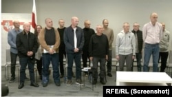 تصویر گروهی از بلاروسی‌ها که به تازگی در جریان آزادی گسترده زندانیان سیاسی آزاد شده‌اند (منبع: آر‌اف‌ای/آر‌ال)