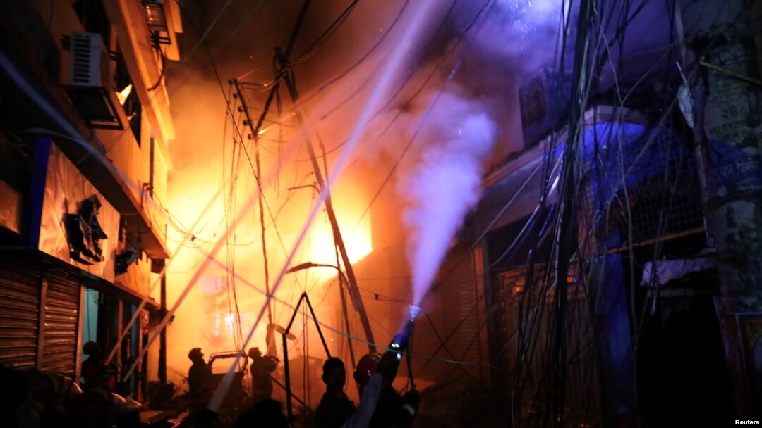 Para anggota pemadam kebakaran di lokasi kebakaran yang terjadi tanggal 20 Februari 2019, di sebuah gudang penyimpanan bahan kimia di Dhaka, Bangladesh