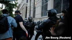 အမေရိကန်သမ္မတ အိမ်ဖြူတော်အနီးမှာ ထိပ်တိုက်တွေ့နေတဲ့ ဆန္ဒပြသူတွေနဲ့ ရဲတပ်ဖွဲ့ဝင်များ။ (မေ ၃၁၊ ၂၀၂၀)