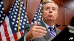 Lindsey Graham, senador republicano por Carolina del Sur, es un de los legisladores que intentan salvar un acuerdo de inmigración antes que venza el plazo para salvar de la deportación a 800.000 inmigrantes ilegales amparados por el programa DACA, que el presidente Donald Trump ha terminado.