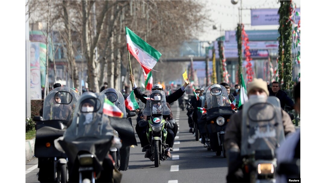 Warga Iran mengendarai sepeda motor saat berpartisipasi dalam perayaan 42 tahun Revolusi Islam di Teheran, Iran 10 Februari 2021. (Foto: Majid Asgaripour/WANA via REUTERS)