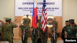 미군과 필리핀군 장병들이 4일 마닐라 근교 필리핀 해병대 본부에서 연례 '피블렉스(PHIBLEX)’ 훈련 개막식을 거행하고 있다. 로드리고 두테르테 필리핀 대통령은 이 훈련이 미국과의 마지막 합동군사훈련이 될 것이라고 지난주 밝혔다.