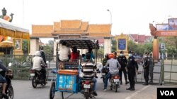 Cambodian authorities stand on guard to patrol travelers in and out of Phnom Penh after Prime Minister Hun Sen issued a travel ban during the Khmer New Year, Cambodia, April 10, 2020. (Malis Tum/VOA Khmer)