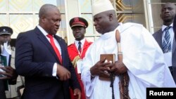 Presidente John Dramani Mahama do Gana (à esquerda) falando como o seu homólogo da Gâmbia Yahya Jammeh (à direita) Fev. 27, 2013.
