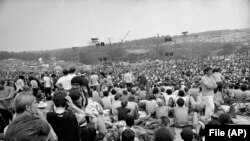 Sebagian dari 400.000 penonton konser yang menghadiri Festival Musik dan Seni Woodstock yang diadakan di padang rumput seluas 600 hektar dekat Bethel, New York pada 14 Agustus 1969 (foto: dok). 