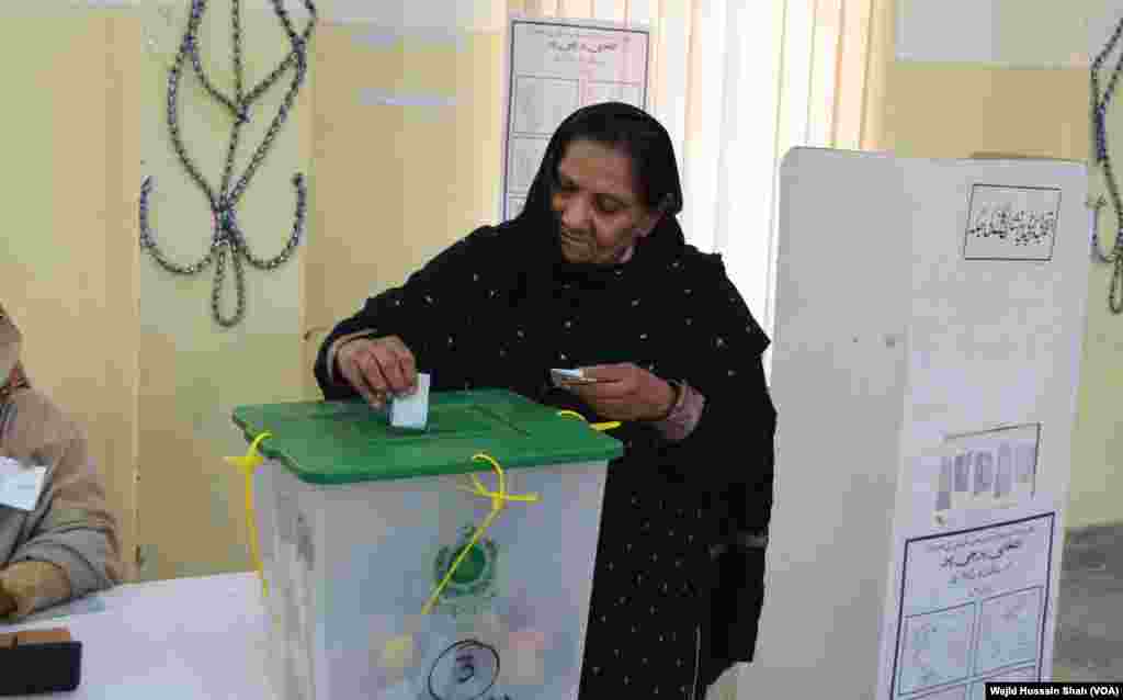 پولنگ مقامی وقت کے مطابق صبح ساڑھے سات بجے شروع ہوئی جو بغیر کسی وقفے کے شام ساڑھے پانچ بجے تک جاری رہی۔