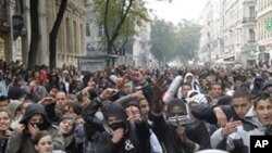 경찰과 대치한 리옹 시의 시위대