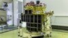 Wahana pendaratan di Bulan atau "Smart Lander for Investigating Moon" (SLIM) di ruang perakitan Badan Penjelajah Antariksa Jepang (JAXA) di Pusat Antariksa Tanegashima, di Prefektur Kagoshima, Jepang, 1 Juni 2023. (Foto: JAXA/AFP)