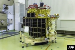 "Pendarat Cerdas untuk Investigasi Bulan" (SLIM) di gedung perakitan fairing satelit di Pusat Luar Angkasa Tanegashima, prefektur Kagoshima. (Foto: JAXA via AFP)