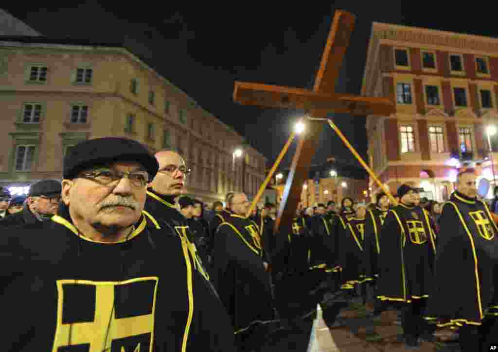 Creyentes en Varsovia, Polonia, llevan la Cruz durante la procesión del Viacrucis en Viernes Santo. Foto AP.