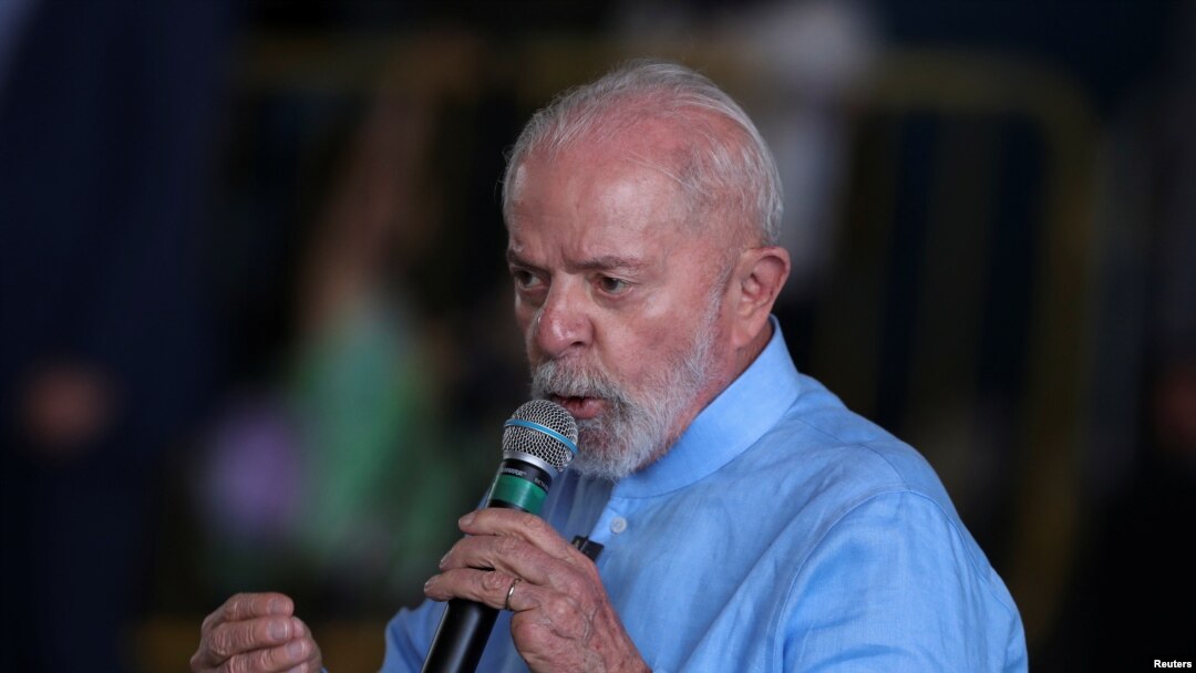 ARCHIVO - El presidente de Brasil, Luiz Inácio Lula da Silva, habla durante la llegada de ciudadanos brasileños procedentes del Líbano, en Guarulhos, Brasil, el 6 de octubre de 2024. 