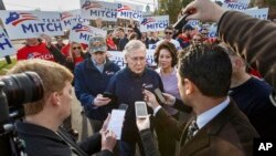 El líder de la minoría republicana, Mitch McConnell, habla con los reporteros en un mitin en Madinsoville, Kentucky.