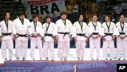 지난 10월 브라질에서 열린 세계유도선수권대회에서 금메달을 차지한 일본 여자 유도 선수들. (자료사진)