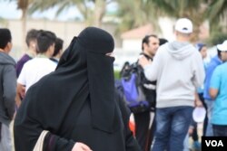 Women in Saudi Arabia are required to where loose-fitting gowns over their clothes but veils covering their faces are optional, Jeddah, Saudi Arabia, Jan. 28. 2016. (H. Murdock/VOA)