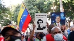 En Caracas, capital de Venezuela, manifestantes portan pancartas en favor de la liberación del colombiano Alex Saab, cercano colaborador del presidente Nicolás Maduro.