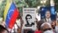 En Caracas, capital de Venezuela, manifestantes portan pancartas en favor de la liberación del colombiano Alex Saab, cercano colaborador del presidente Nicolás Maduro.