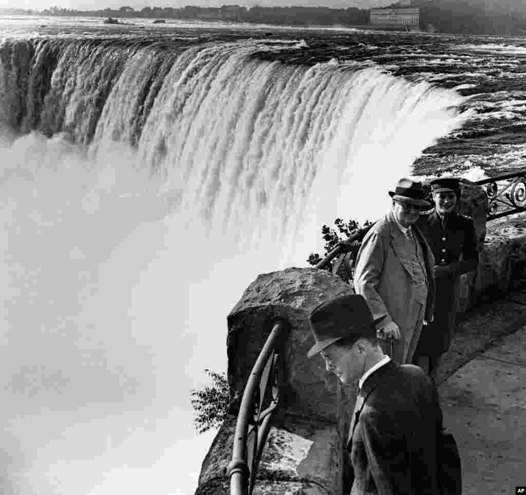 امروز در تاریخ- وینستون چرچیل، نخست وزیر سرشناس بریتانیا، در سال ۱۹۴۳ از آبشار نیاگارا دیدار کرد.