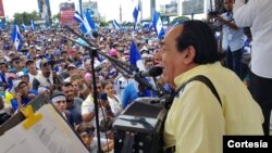 El cantautor nicaragüense Carlos Mejía Godoy actuando durante las marchas antigubernamentales en Nicaragua. [Foto Cortesía] 