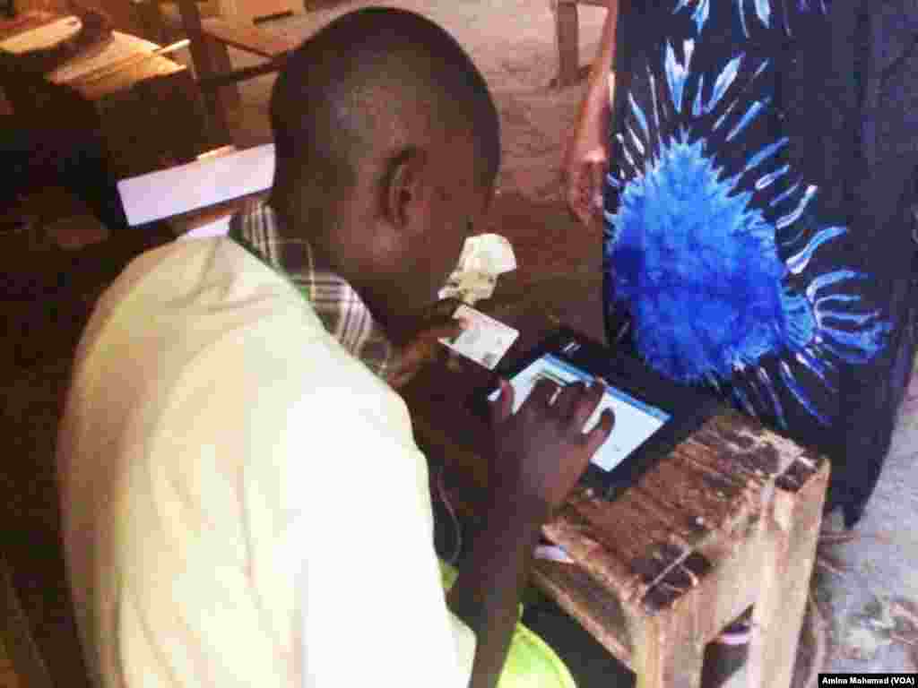 Kenya: Afisa wa uchaguzi akagua kitambulisho cha mpiga kura 