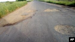 Buracos na Estrada Nacional 6, entre a Beira e Inchope