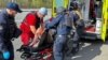 Agentes de policía y trabajadores médicos tratan a un residente local herido tras un ataque aéreo ruso, en medio de la guerra entre Rusia a Ucrania, en Kharkiv, Ucrania, el 9 de abril de 2024.