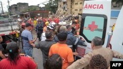 Tim SAR mengevakuasi seorang korban yang ditemukan di bawah reruntuhan gedung apartemen yang ambruk di Paulista, pinggiran Kota Recife, negara bagian Pernambuco, Brazil, Jumat, 7 Juli 2023 (Foto: Alexandre Aroeira / AFP)