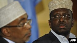 Tổng thống Somalia Sheikh Sharif Ahmed (phải) dự phiên họp ở Nairobi, ký kết bản lộ đồ tiến đến việc chấm dứt giai đoạn chuyển tiếp ở Somalia