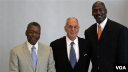 Larry Brown, tengah, berfoto bersama pemilik klub NBA Charlotte Bobcats, Robert Johnson dan Michael Jordan. Penampilan Bobcats musim ini tidak memuaskan (9-19) sehingga kontrak Brown tidak dilanjutkan.