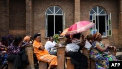 Des catholiques assistent à une messe à l’extérieur de l’église nazaréenne à Goma, Nord-Kivu, le 1er avril 2012. 