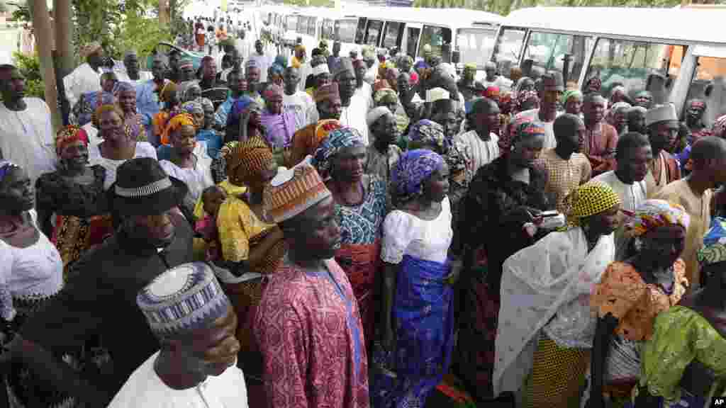 Les parents des lycéennes enlevées attendent l&#39;arrivée de leurs filles, à Abuja, au Nigéria, le samedi 20 mai 2016.