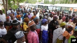 En images : les lycéennes de Chibok retrouvent leurs parents