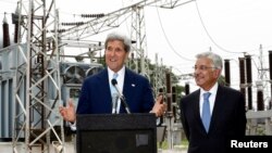 U.S. Secretary of State John Kerry (L) speaks alongside Pakistan's Minister for Water and Power Khawaja Asif during their visit to an Islamabad electric supply company substation August 1, 2013.