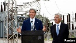 U.S. Secretary of State John Kerry (L) speaks alongside Pakistan's Minister for Water and Power Khawaja Asif during their visit to an Islamabad electric supply company substation, August 1, 2013.