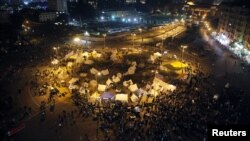 Tenda-tenda para pengunjuk rasa terlihat di lapangan Tahrir, Kairo (25/11). Para aktivis oposisi meneruskan kemahnya sebagai bagian dari aksi protes atas dekrit Presiden Morsi yang memberi kekuasaan absolut untuk dirinya sendiri pekan lalu.