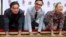 Johnny Galecki, izquierda, Jim Parsons y Kaley Cuoco, miembros del elenco de la serie de televisión "The Big Bang Theory" colocan sus manos en el cemento durante una ceremonia en el Teatro Chino TCL el miércoles 1 de mayo de 2019 en Los Angeles (Willy Sanjuan/Invision/AP).