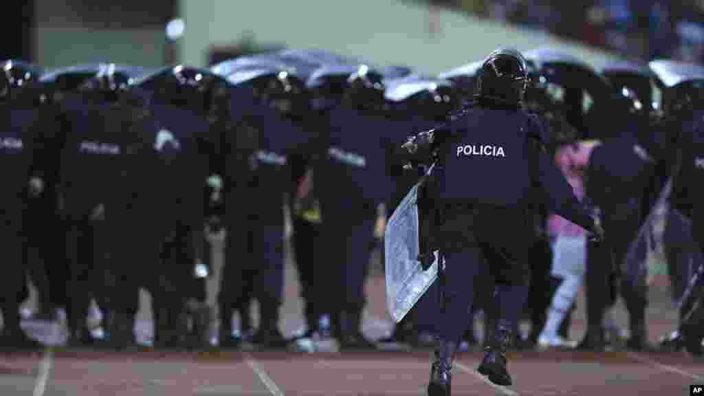 La police se déploie pour sécuriser le terrain quand des supporters envahissent l&#39;air de jeu lors du match de demi-finale Ghana-Guinée équatoriale (3-0) de la CAN 2015, à Bata, Guinée équatoriale, le 5 février 2015.