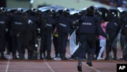 La police intervient dans un stade à Malabo, en Guinée équatoriale, le 5 février 2015. 