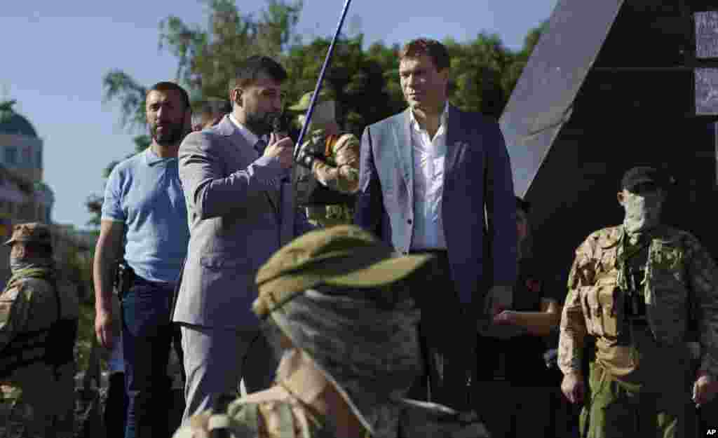 Ukrainian lawmaker Oleg Tsarev, center right, and Denis Pushilin, one of the leaders of so-called "Donetsk People's Republic", center left, address their supporters during a rally in Donetsk, Ukraine, May 24, 2014. 