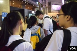 多名香港中學生在銅鑼灣觀賞第三屆西藏電影文化節的街頭表演。(美國之音湯惠芸)