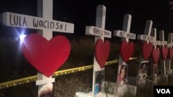 Cruces en honor de las víctimas de la masacre en la Primera Iglesia Bautista de Sutherland Springs, Texas, fueron colocadas frente al lugar de la tragedia. Foto: Gesell Tobías, VOA. Nov. 8, 2017.