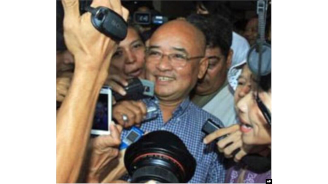 Burma's comedian and government critic Zarganar talks to journalists on his arrival at the Yangon international airport in Rangoon, October 12, 2011.