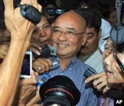 Burma's comedian and government critic Zarganar talks to journalists on his arrival at the Yangon international airport in Rangoon, October 12, 2011.