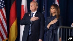 Президент Дональд Трамп та перша леді Меланія Трамп беруть участь у церемонії вшанування пам'яті загиблих пасажирів та членів екіпажу рейсу 93, захопленого терористами 11 вересня. Шенксвіл, Пенсильванія, 11 вересня 2018 року.
