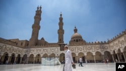 Muslim tengah melakukan sholat Jumat di masjid Al-Azhar, di Kairo, salah satu masjid tertua di negara itu dan menjadi daya tarik bagi banyak pelajar dan cendekiawan yang tertarik dengan Islam, di Kairo, Mesir. (Foto: AP)